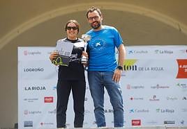 Andrea Morras, a la izquierda, recoge su premio.