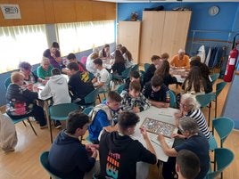 Los alumnos jugaron a la oca con las personas del Centro de Participación Activa.