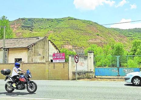 Imagen secundaria 1 - Entrada a las viejas instalaciones de Campsa, a pie de la N-232 y Antigua gasolinera de Campsa abandonada a un lado del túnel.