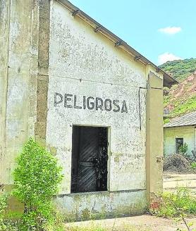 Imagen secundaria 2 - Entrada a las viejas instalaciones de Campsa, a pie de la N-232 y Antigua gasolinera de Campsa abandonada a un lado del túnel.