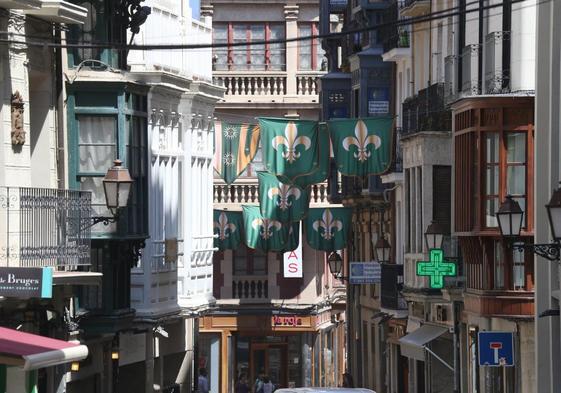 El pendón de las flores de lis y otras banderolas desplegadas por las calles