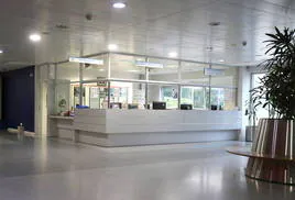 Vestíbulo de Consultas Externas del Hospital San Pedro, edificio del complejo en el que se ubica la sala de las teleoperadoras del servicio de Cita Previa.
