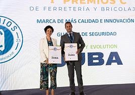 Rebeca Moneo e Íñigo de Argumosa, con los premios.