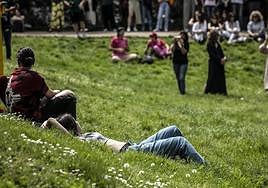 Jóvenes disfrutando del sol en una jornada casi veraniega del pasado mes de abril.