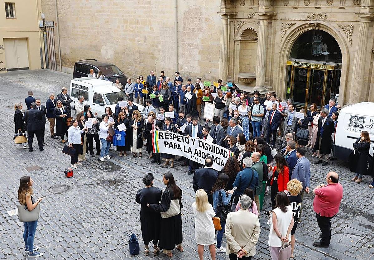 Concentración por la dignidad de la abogacía riojana frente al Parlamento.