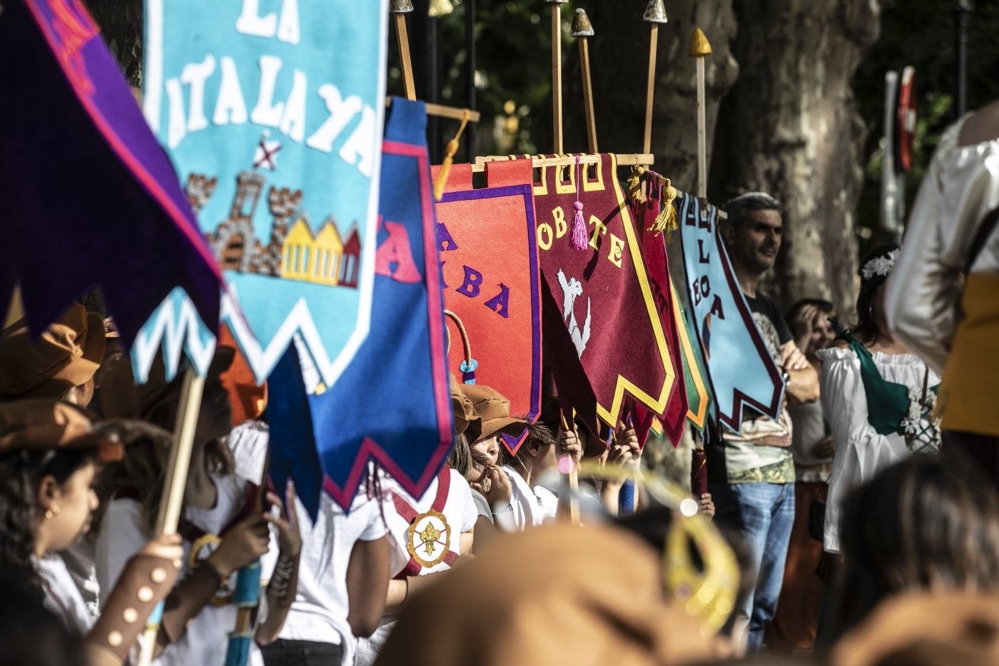 Pendones que las ludotecas municipales exhibieron en su pregón, junto a las murallas del Revellín.