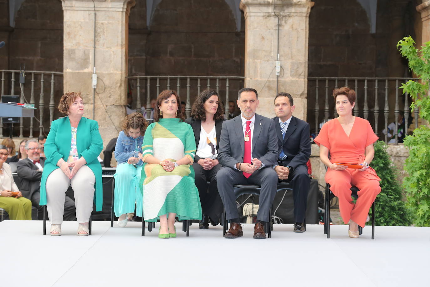 La presidenta de La Rioja, Concha Andreu, y el presidente del Parlamento, Jesús María García, junto a los representantes del Haro Voley (Medalla de La Rioja) y María Vargas (Riojana Ilustre).