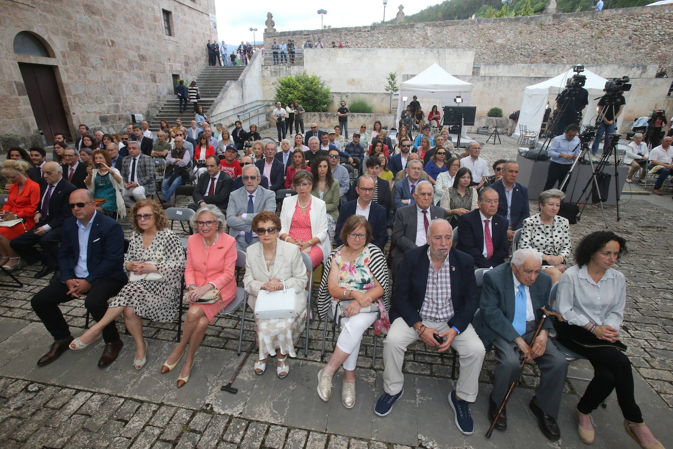 Asistentes al acto institucional del Día de La Rioja en el monasterio de Yuso.