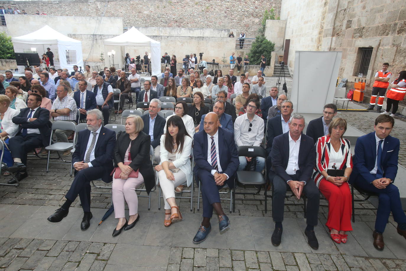 Asistentes al acto institucional del Día de La Rioja en el monasterio de Yuso.