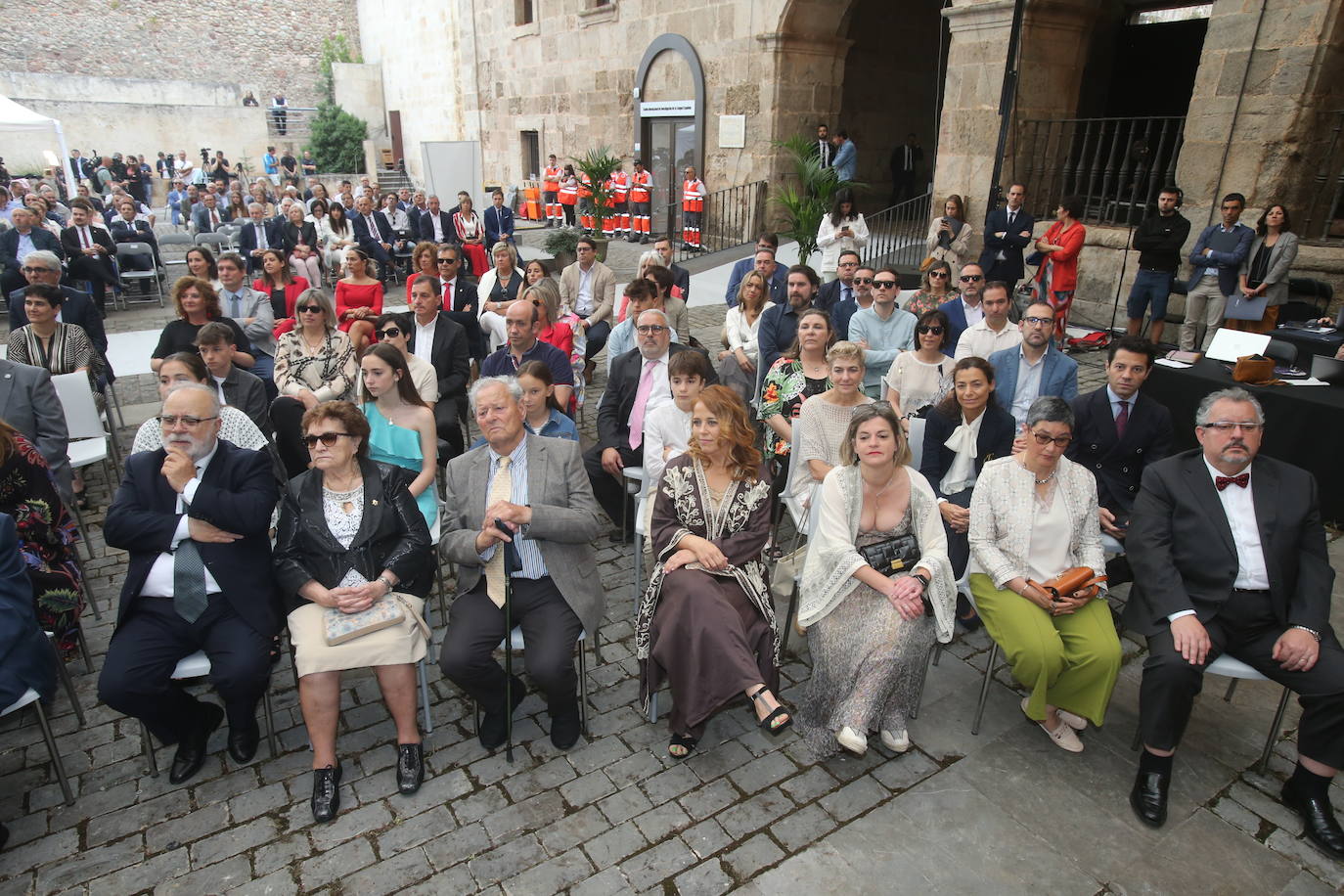 Asistentes al acto institucional del Día de La Rioja en el monasterio de Yuso.