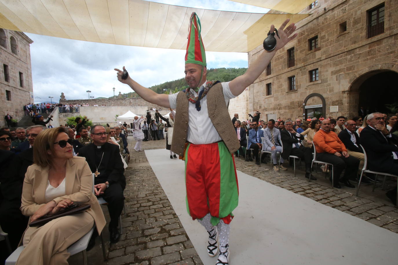 Danzas tradicionales en el acto institucional del Día de La Rioja en San Millán.