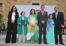 Andreu y García, con los representantes del club tras la entrega de la Medalla.