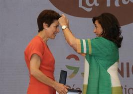 María Vargas recibe la distinción de manos de la presidenta del Gobierno.