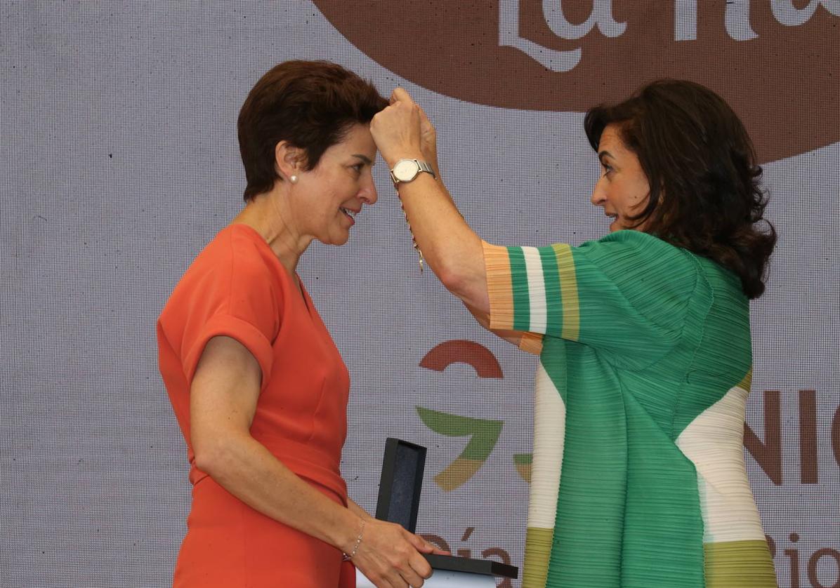 María Vargas recibe la distinción de manos de la presidenta del Gobierno.