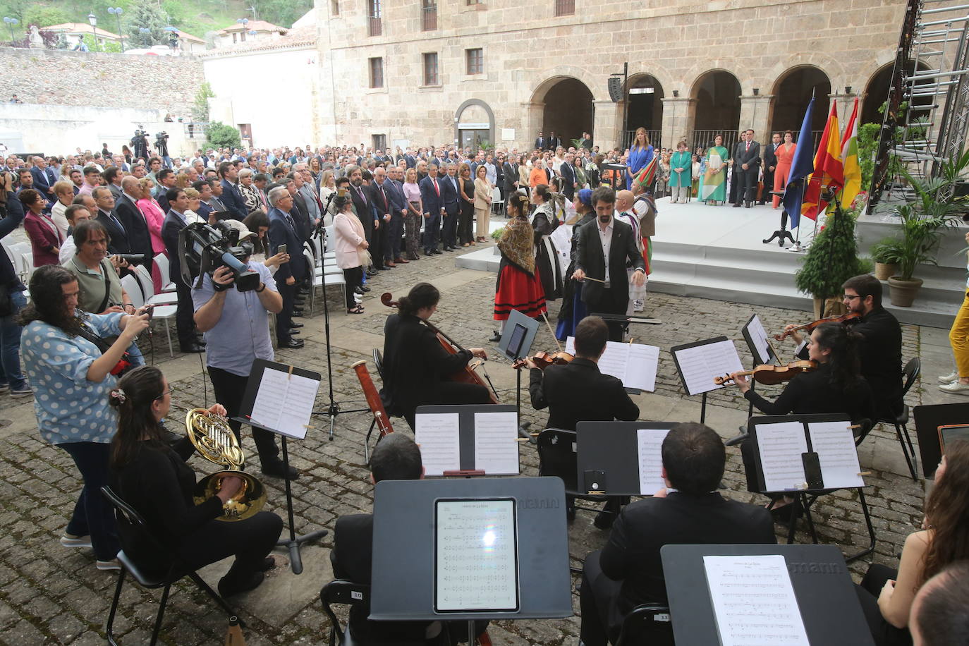 La Orquesta de Cámara Rioja Filarmonía se ha encargado de la música en directo en San Millán.