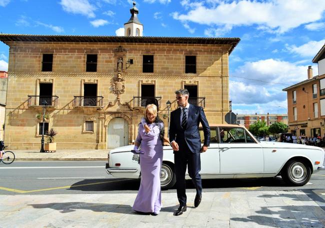 Javi Martínez, a la llegada a la iglesia con su madre.