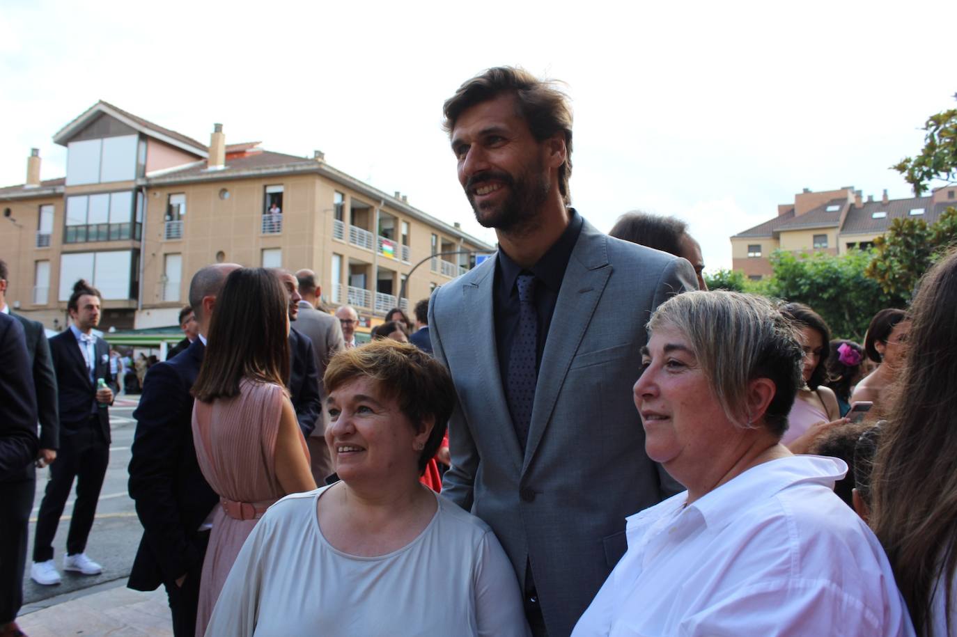 Javi Martínez y Aline Brum, como marido y mujer, a la salida de la iglesia