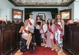 Los Jarreros mayores e infantil, junto con sus predecesoras en el cargo.