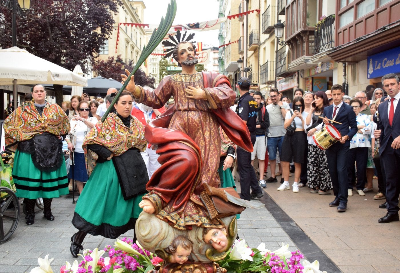 Un momento del traslado de la imagen de San Bernabé, ayer, a las Murallas del Revellín