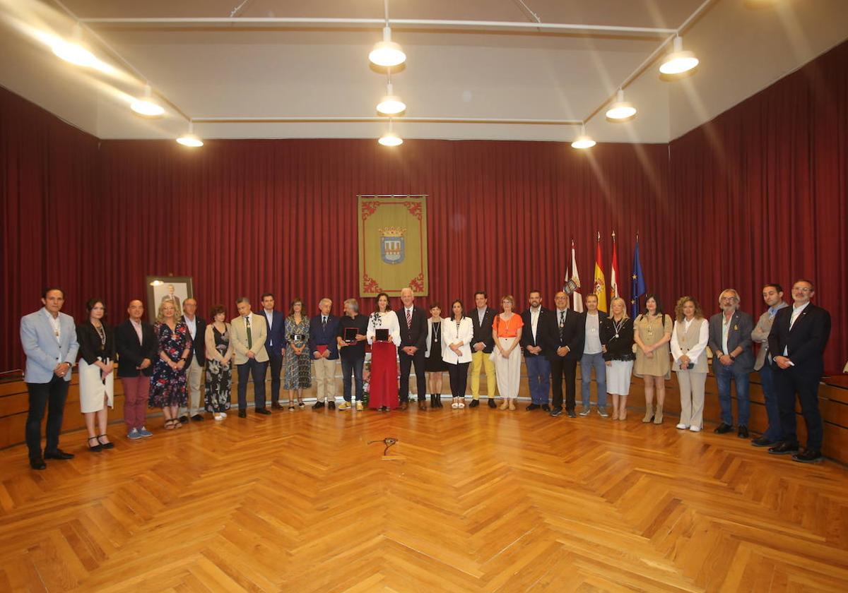 Los galardonados, con la Corporación, tras el acto de entrega de las insignias de San Bernabé.