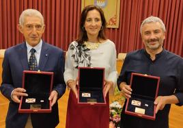Los galardonados Luis Lleyda, María Andrés y Julián Lacalle, tras recoger las insignias otorgadas por el Ayuntamiento de Logroño.