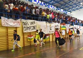 Momento en el que los jugadores del Cintruénigo abandonan la pista.