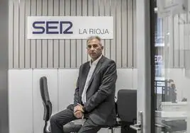 El director de Radio Rioja Cadena SER, Alberto Aparicio, en el estudio de sus instalaciones de avenida Portugal, en Logroño.