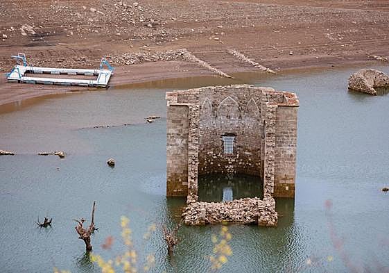 Ruinas del antiguo pueblo de Mansilla emergen en un pantano con muy poca reserva.