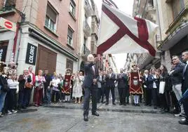 El alcalde Pablo Hermoso de Mendoza da los banderazos en el cruce de Mercaderes con la calle Mayor