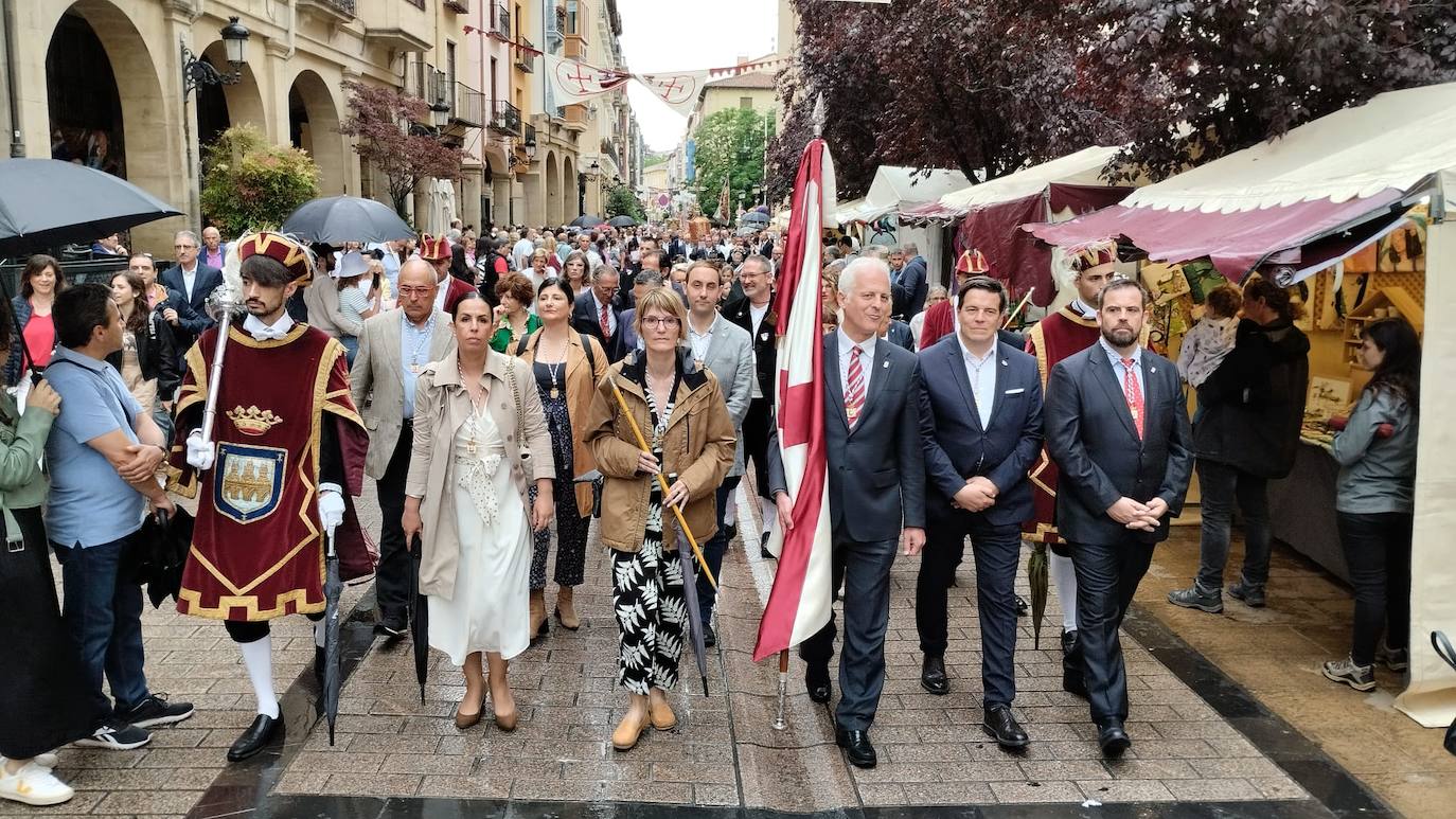 La comitiva municipal, por la calle Portales.