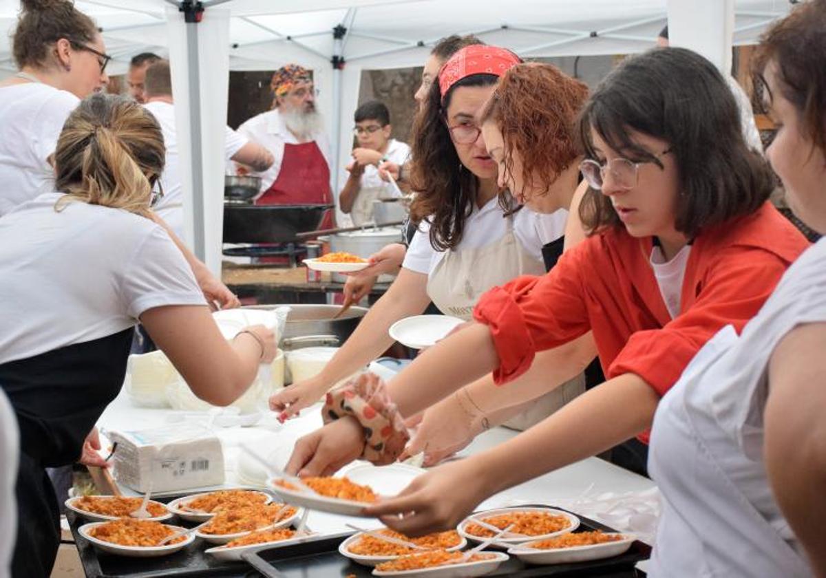 Degustación de migas en la sede de la Peña la Rondalosa