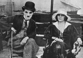 Fotografía de Raquel Meller con Charles Chaplin en Hollywood publicada en 1926.