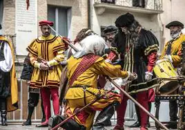 Momento de la representación en la que el emperador Carlos V otorga las flores de lis para el escudo de la ciudad.