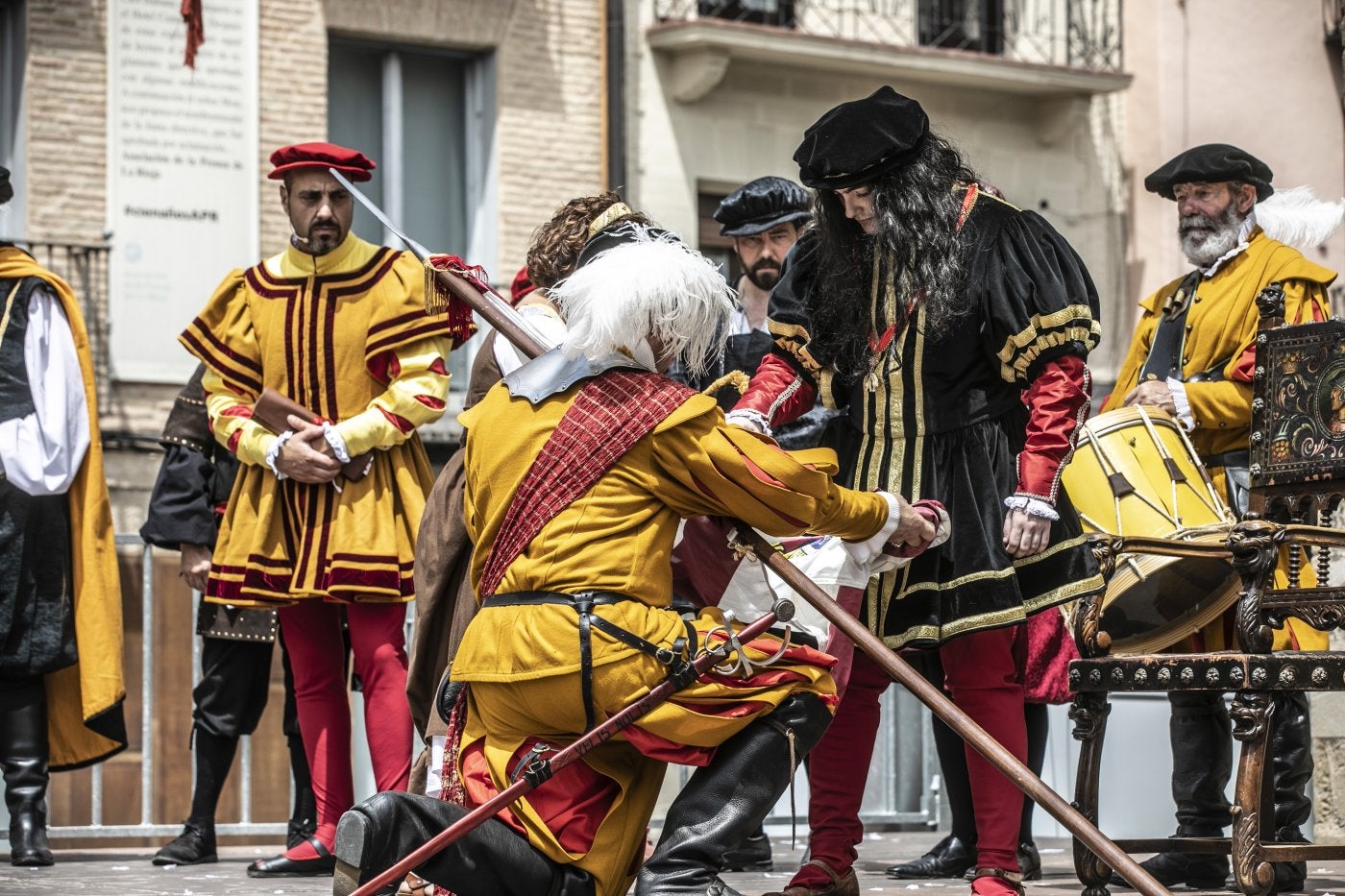 Momento de la representación en la que el emperador Carlos V otorga las flores de lis para el escudo de la ciudad.