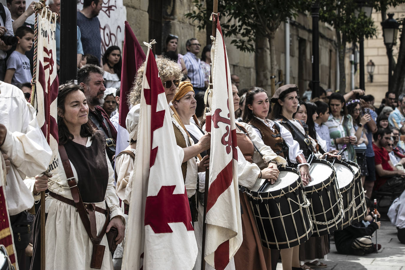 Llegada de Carlos V y entrega de la flor de lis