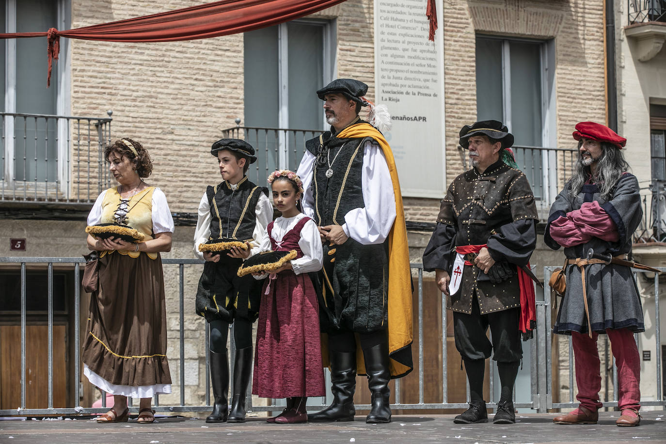 Llegada de Carlos V y entrega de la flor de lis