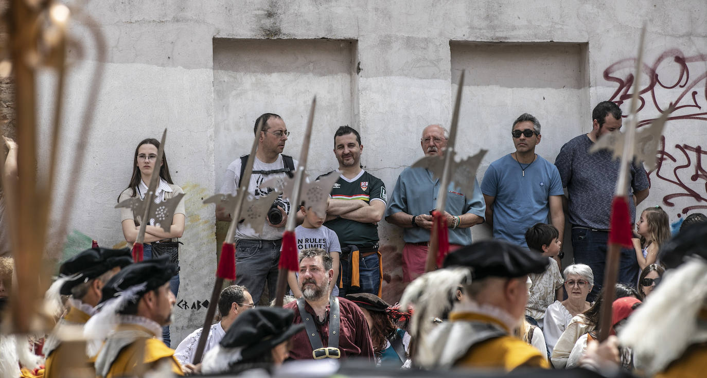 Llegada de Carlos V y entrega de la flor de lis