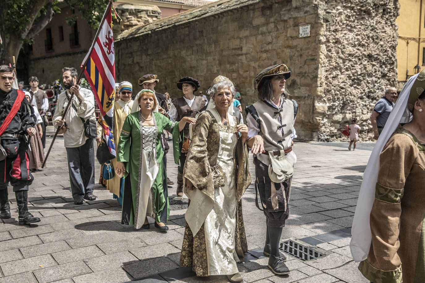 Llegada de Carlos V y entrega de la flor de lis