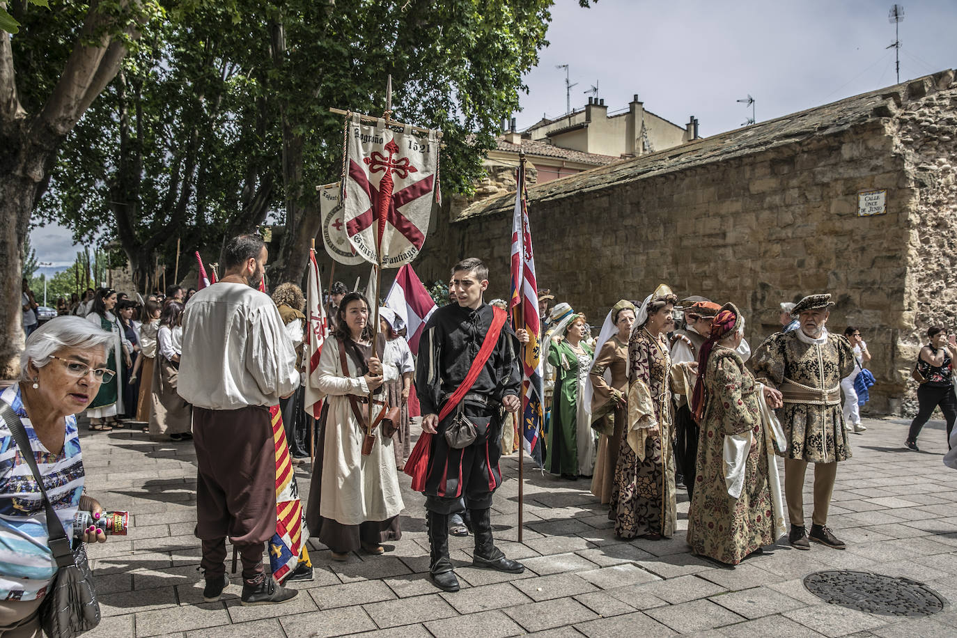 Llegada de Carlos V y entrega de la flor de lis