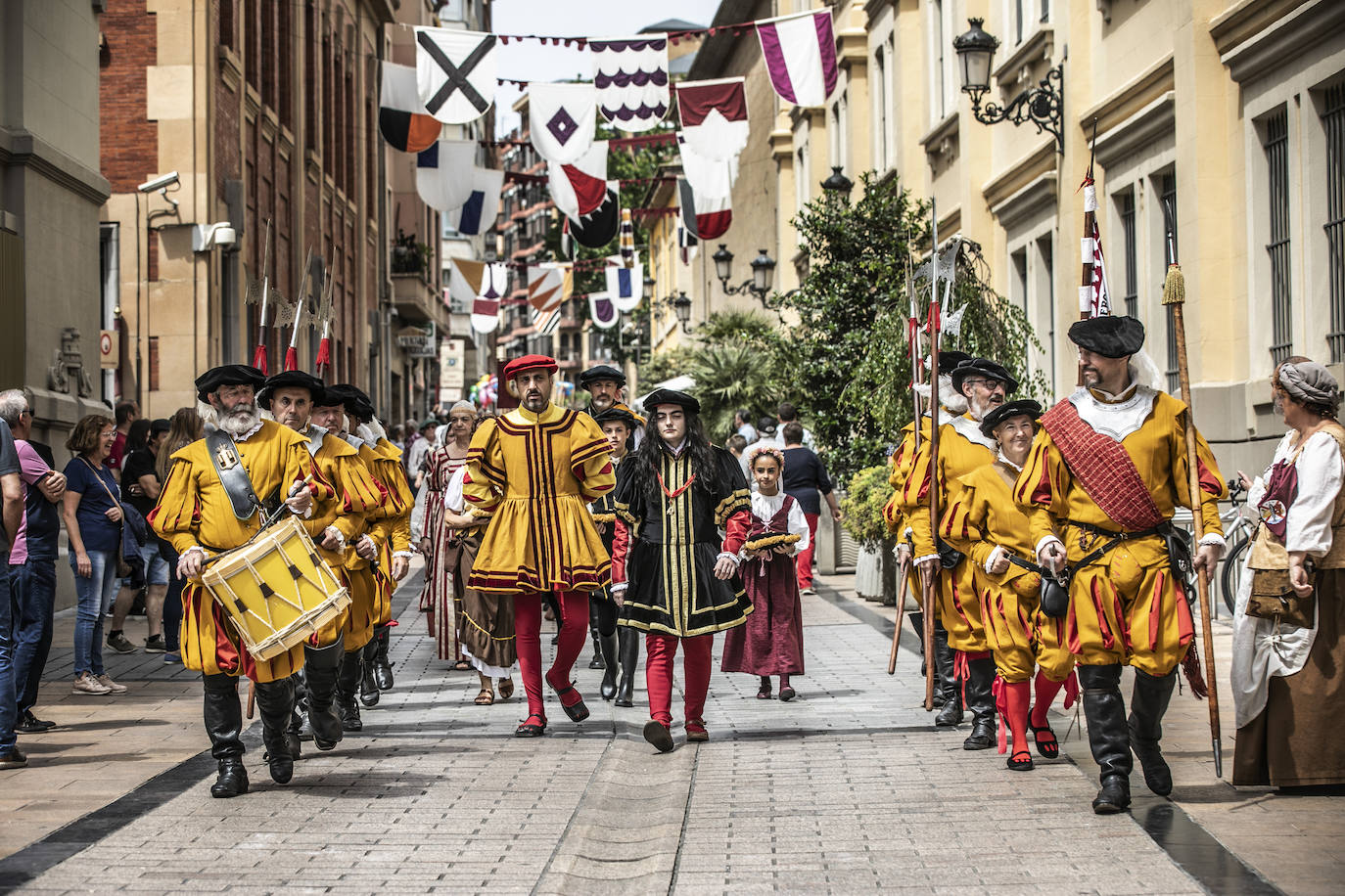 Llegada de Carlos V y entrega de la flor de lis