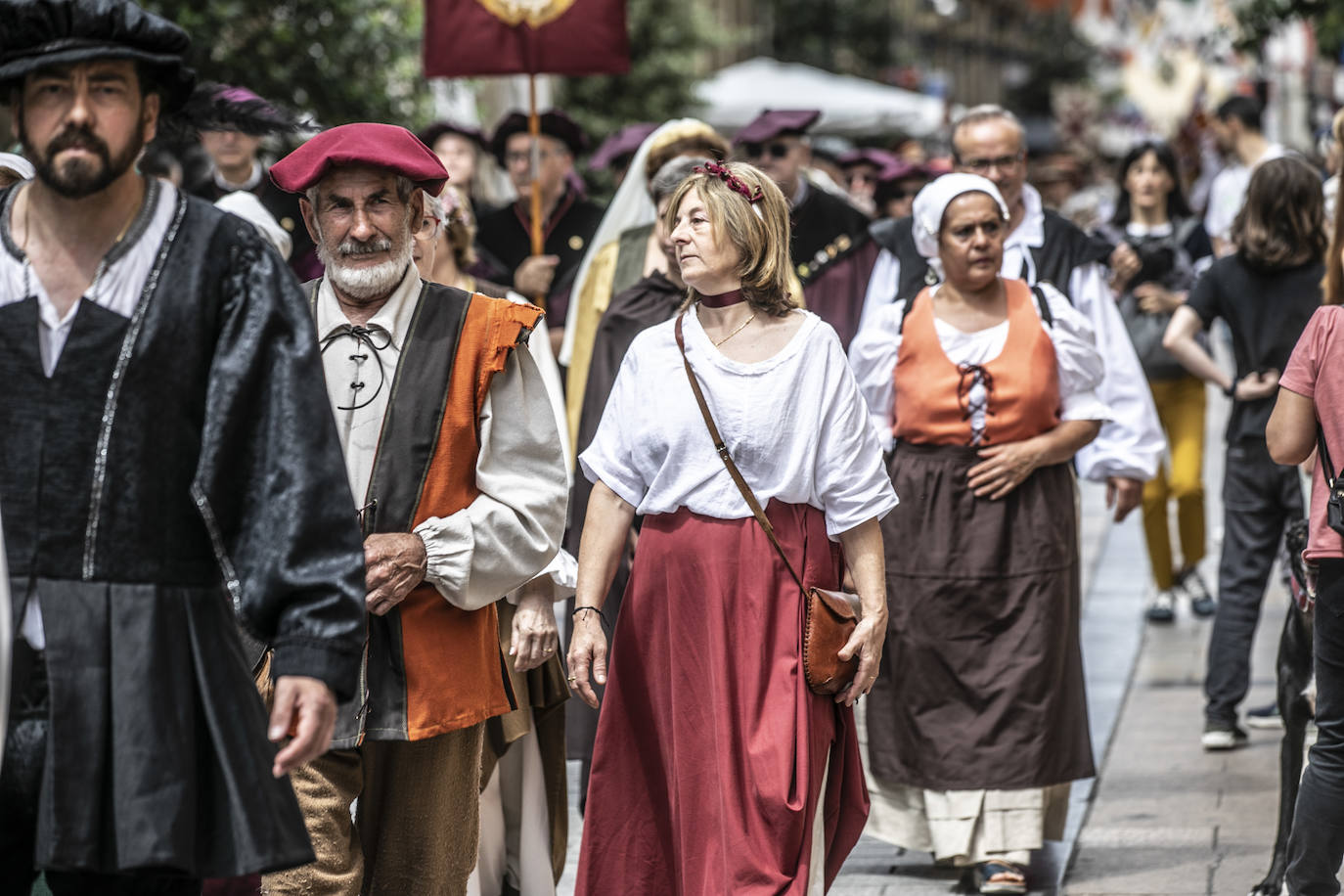 Llegada de Carlos V y entrega de la flor de lis