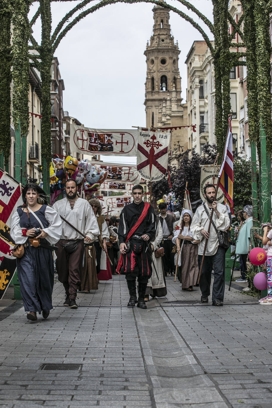 Llegada de Carlos V y entrega de la flor de lis