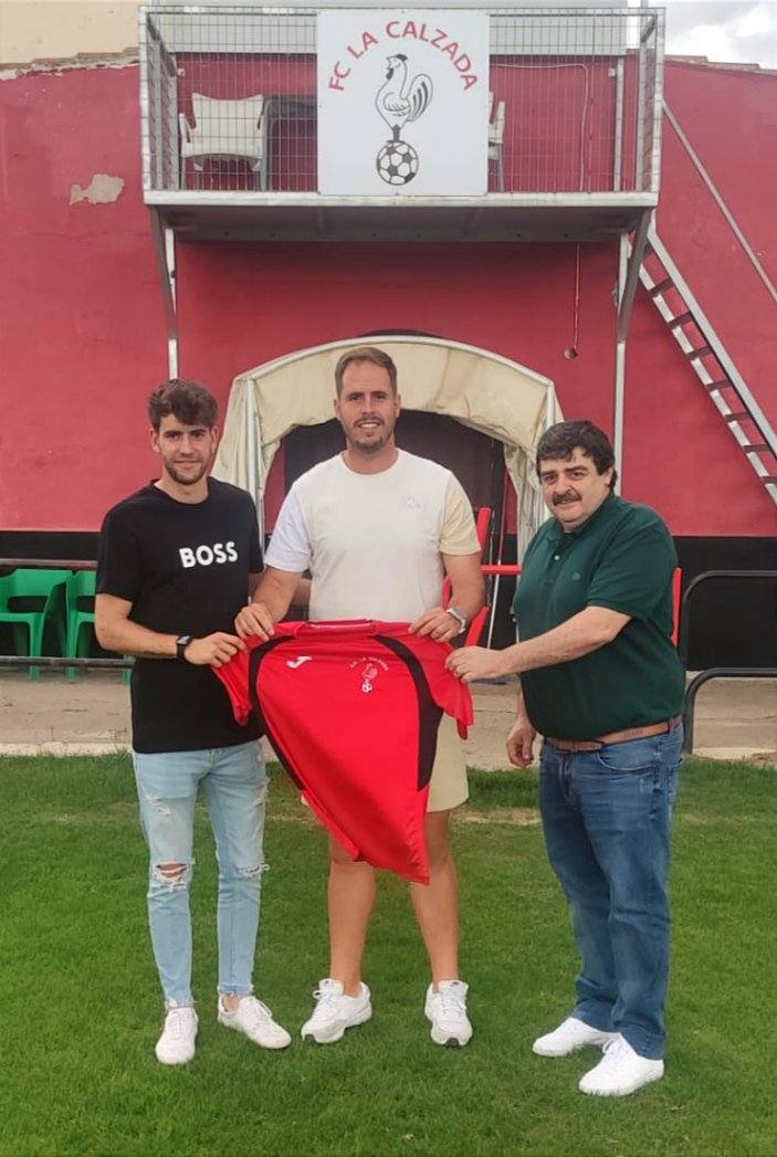 El nuevo entrenador posando con la camiseta de La Calzada