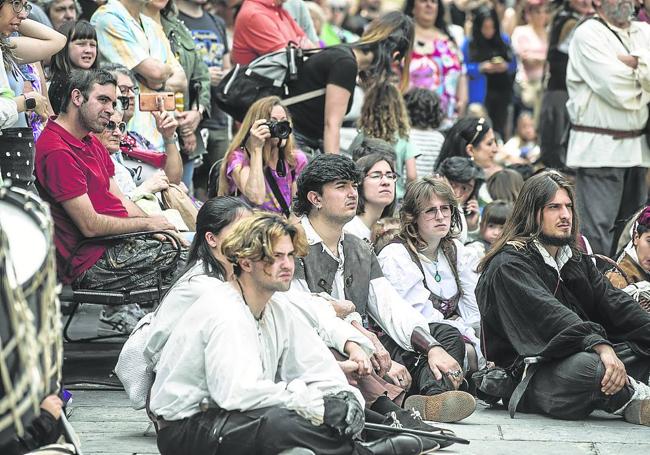 Más espectadores junto a voluntarios vestidos de época.