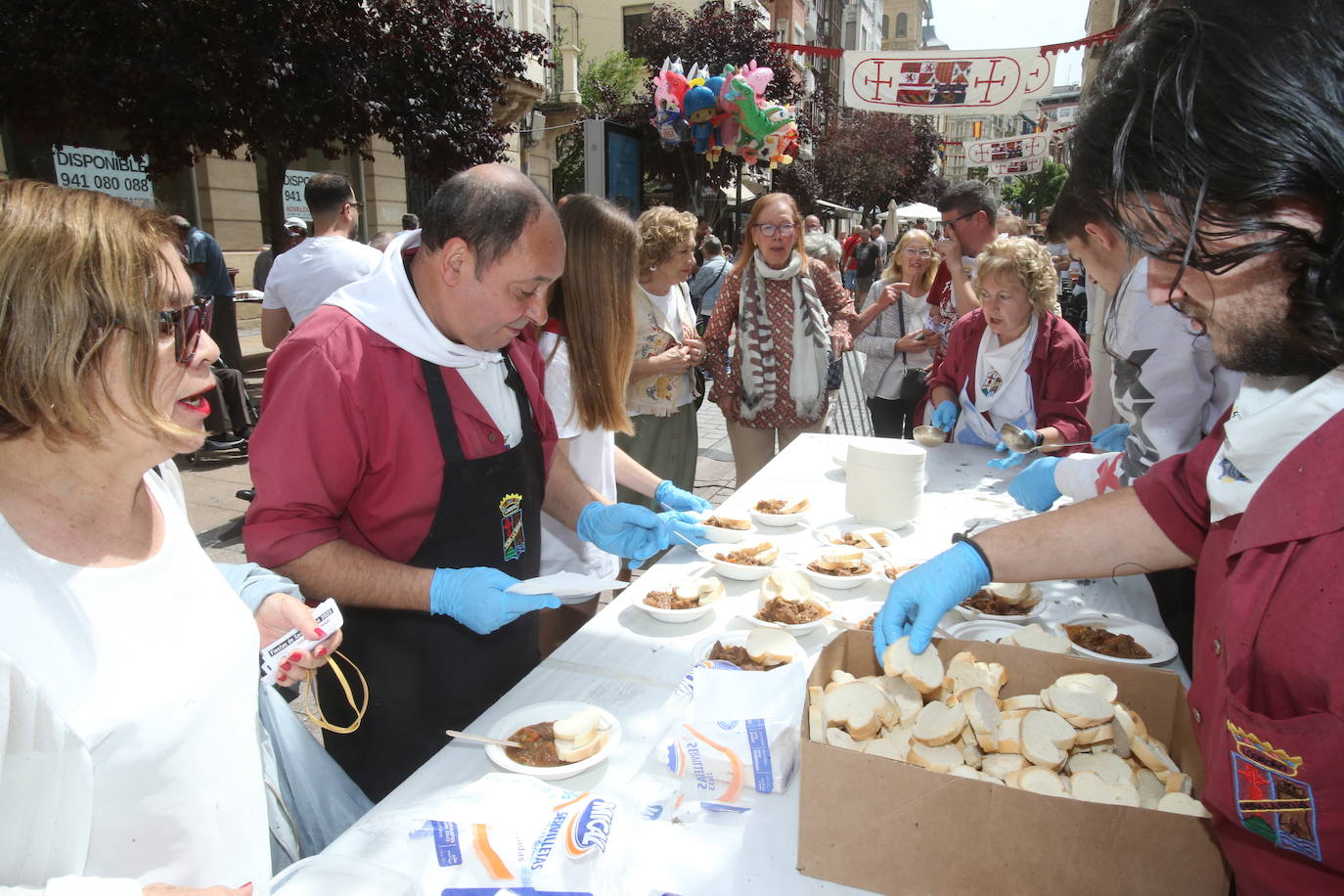 Portales y Juan Lobo acogen la degustación de toro guisado, en cumplimiento del Voto de San Bernabé