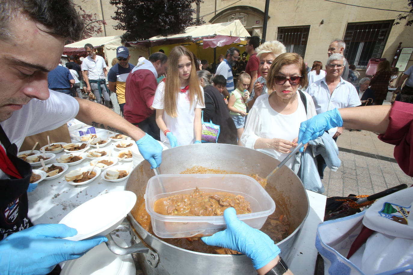 Portales y Juan Lobo acogen la degustación de toro guisado, en cumplimiento del Voto de San Bernabé