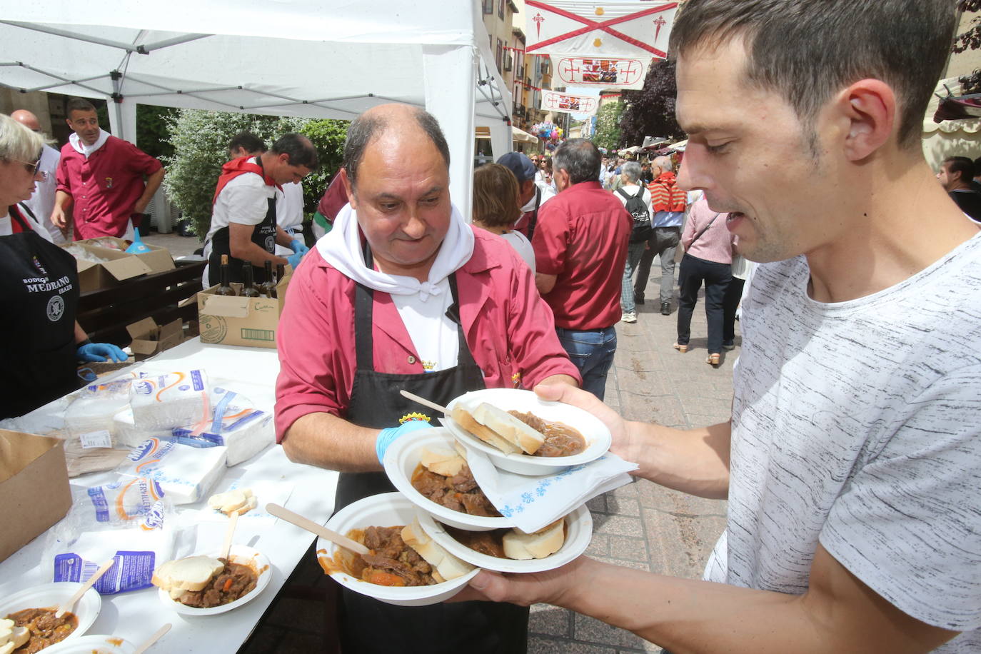 Portales y Juan Lobo acogen la degustación de toro guisado, en cumplimiento del Voto de San Bernabé