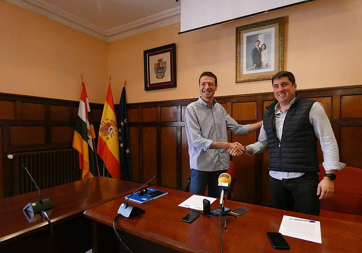 Óscar Reina (Por La Rioja) y Raúl Riaño (PP) escenifican el acuerdo de gobierno en Santo Domingo.