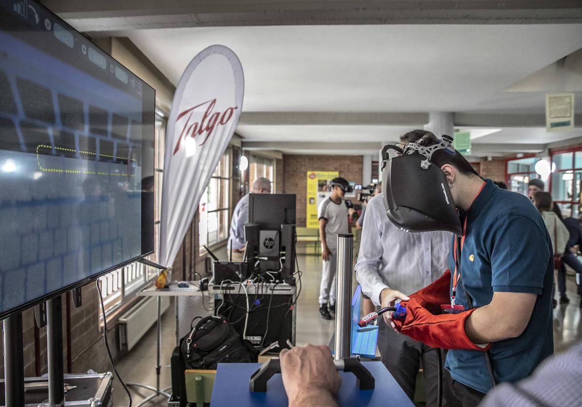 Un joven prueba la máquina virtual de soldar durante uno de los talleres organizados por Talgo.