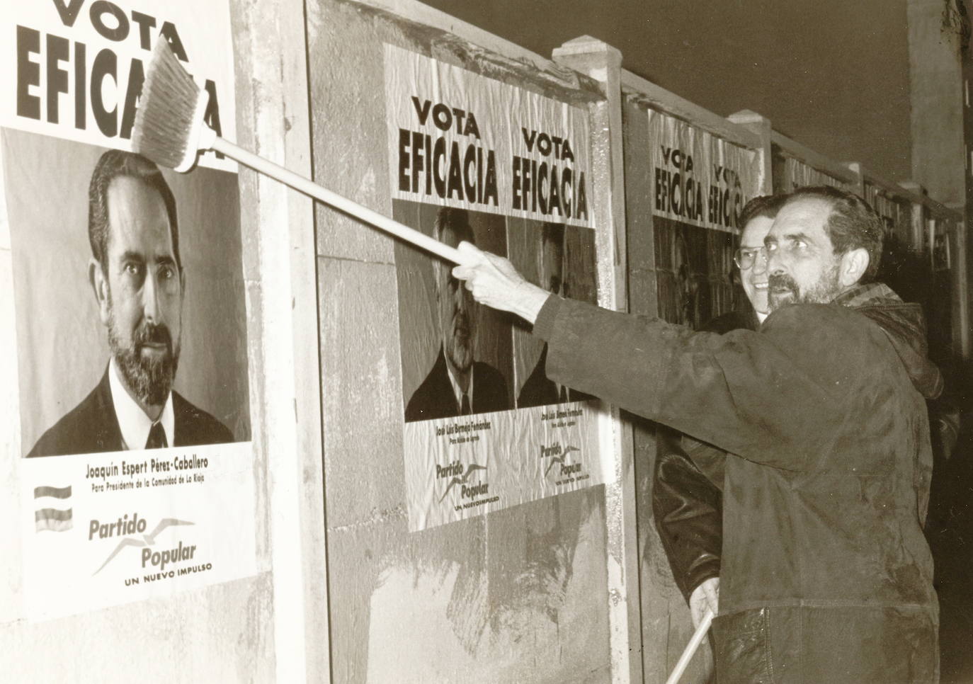 'Pegada de carteles', de Joaquín Espert, candidato del Partido Popular a la presidencia del Gobierno de La Rioja, en el inicio de la campaña electoral de las elecciones autonómicas de mayo de 1991.